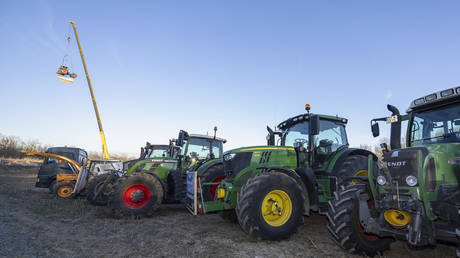 Landwirte eines EU Landes blockieren den Grenzuebergang zur Ukraine – World