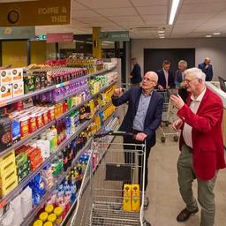 Lebensmittelbank durchlaeuft eine Metamorphose und erhaelt Supermarktformel Aus anderen