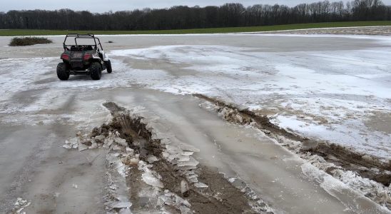 Maedchen 9 das in Landgraaf mit ihrem Quad durchs Eis