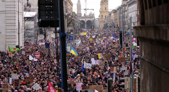 Massive Proteste in Deutschland zeigen Unterstuetzung fuer die Bekaempfung der