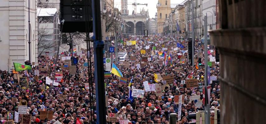 Massive Proteste in Deutschland zeigen Unterstuetzung fuer die Bekaempfung der