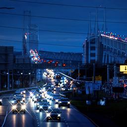 Mehr als vierzig Fahrzeuge in heftige Massenkarambolagen auf der US Bruecke