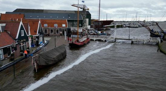 Neuer Hochwassergipfel im Markermeer naehert sich aufgrund starker Winde