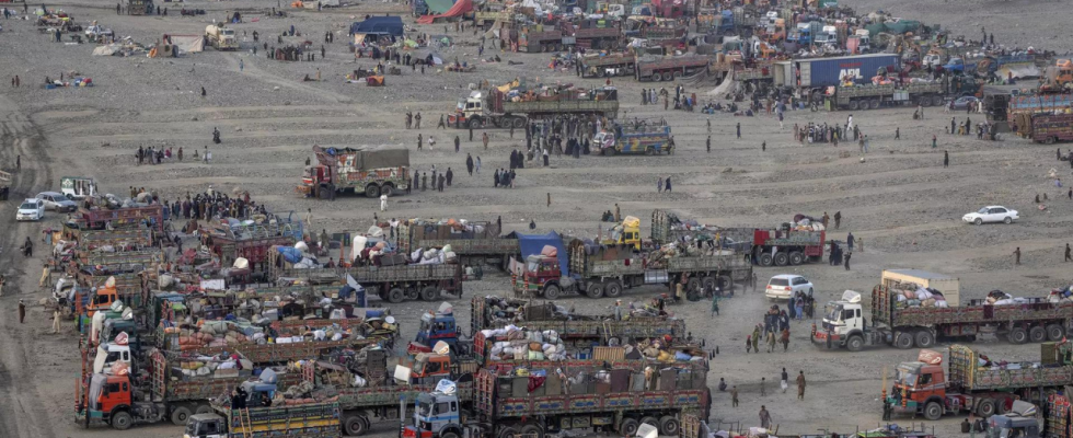 Pakistan sperrt faktisch den wichtigen Grenzuebergang nach Afghanistan fuer Lkw Fahrer