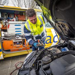 Pannenhilfe mit Startschwierigkeiten und eingefrorenen Tueren beschaeftigt Technik