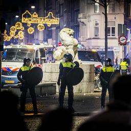 Polizei spricht von gewalttaetigem Silvesterabend Mindestens Dutzende Beamte verletzt