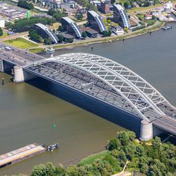 Renovierung der stark befahrenen Van Brienenoord Bruecke verzoegert sich aufgrund von Engpaessen