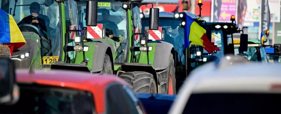 Rumaenische Landwirte und Transportunternehmer protestieren und blockieren den Grenzzugang zur