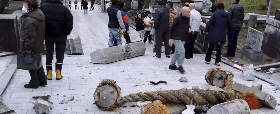 Schweres Erdbeben in Japan loest Tsunami Wellen aus Anwohner werden aufgefordert