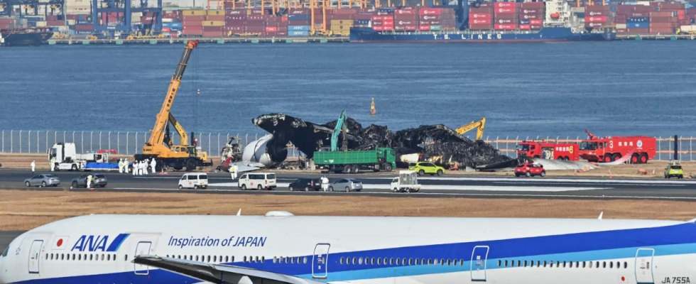 US Flugzeug kehrt nach Tokio zurueck nachdem betrunkener Passagier Besatzungsmitglied gebissen