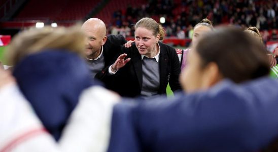 Ueberraschung ueber erzwungenen Abgang von Ajax Trainer Bakker „Vereine stehen Schlange