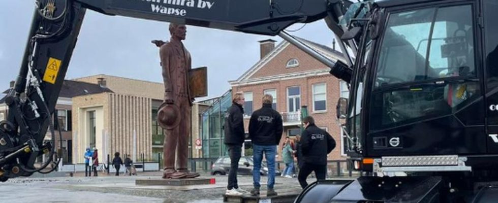 Van Gogh Statue nach Silvester Stunt zurueck in Assen Buch Kultur