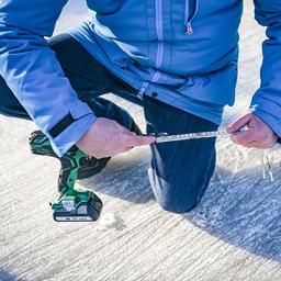 Woechentlicher Wetterbericht Kaltes und trockenes Winterwetter Schlittschuhlaufen auf aufgespruehter Piste