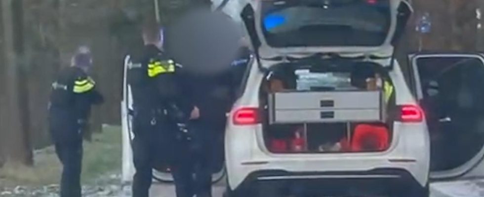 Zwei Tote bei gewalttaetigem Vorfall in Weiteveen Polizei untersucht Online Videos