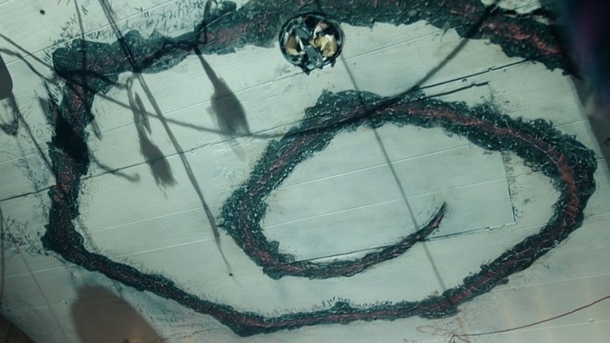 Das Spiralsymbol in True Detective: Night Country.  Dieses Bild ist Teil eines Artikels darüber, wie die Geschichte der vierten Staffel von „True Detective“ dennoch eine wissenschaftliche Erklärung haben kann. 