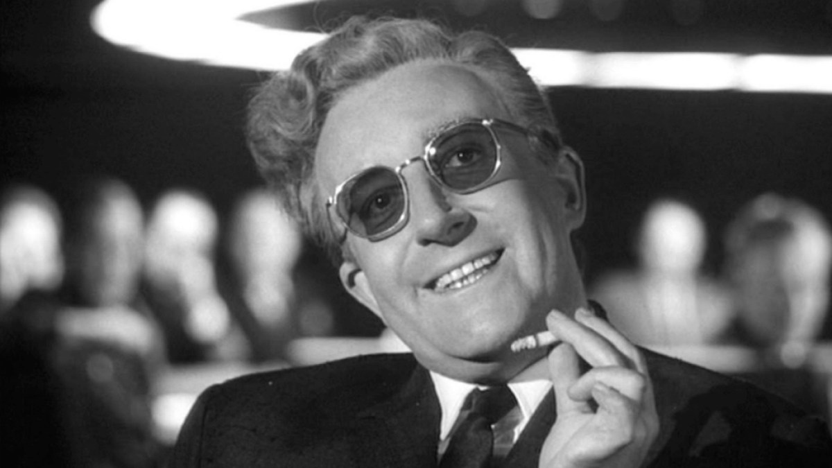 Peter Sellers in Dr. Strangelove.  Dieses Bild ist Teil eines Artikels über Oppenheimer: 5 Double-Feature-Alternativen besser als Barbie.