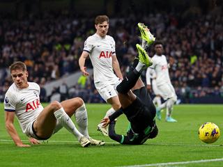 Penaltymoment Van de Ven wordt Spurs niet fataal, ook Liverpool en City winnen