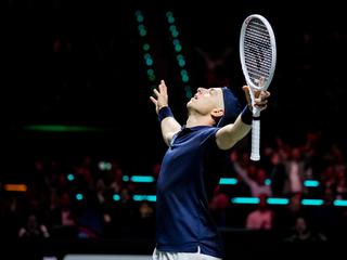 Griekspoor wint thriller met drie tiebreaks en bereikt kwartfinales Rotterdam