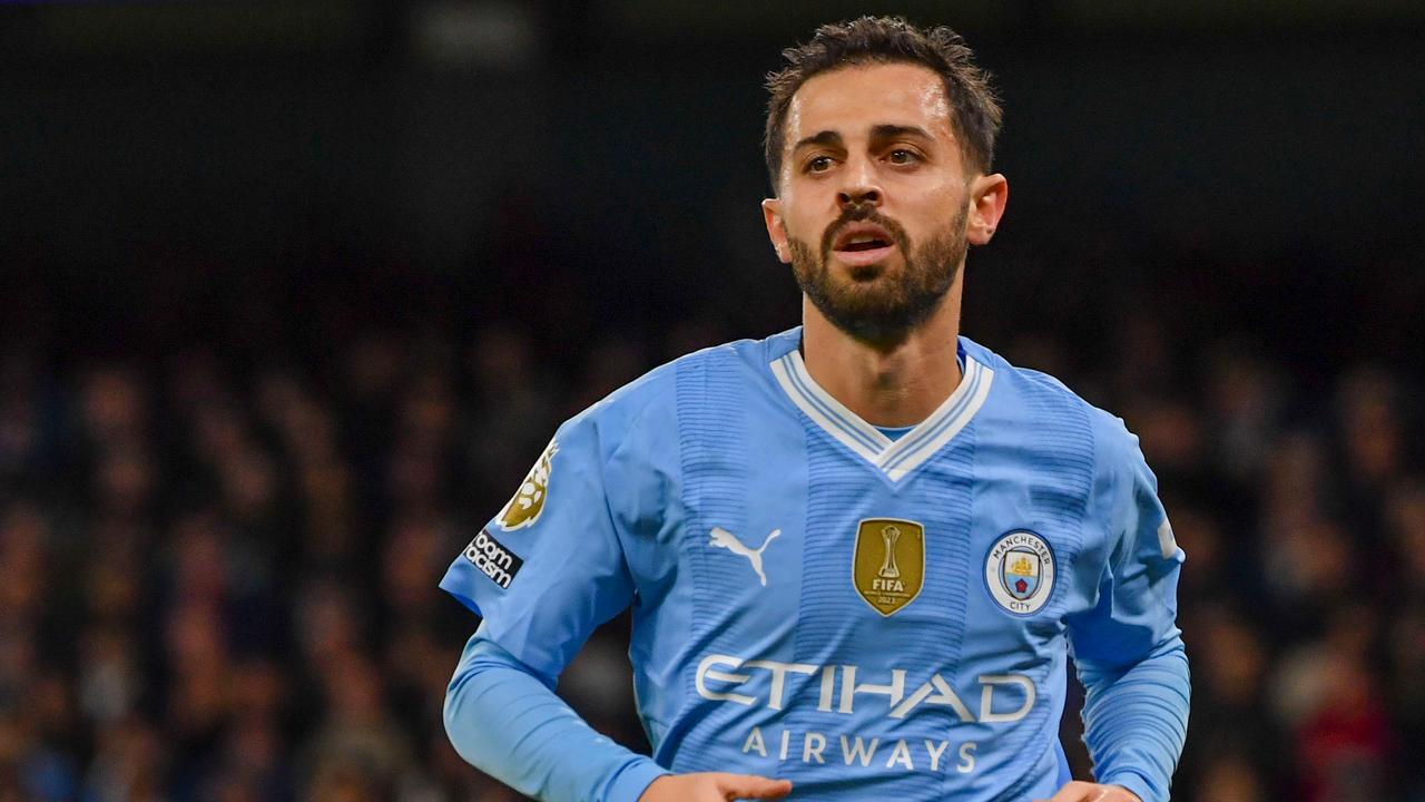 Beeld uit video: City-speler Bernardo Silva schiet vrije trap zomaar over zijlijn