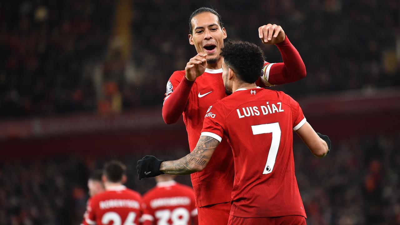 Beeld uit video: Van Dijk kopt namens Liverpool de 1-1 binnen tegen Luton Town.