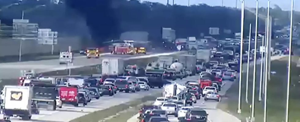 Absturz eines Kleinflugzeugs auf der Interstate 75 in Florida zwei