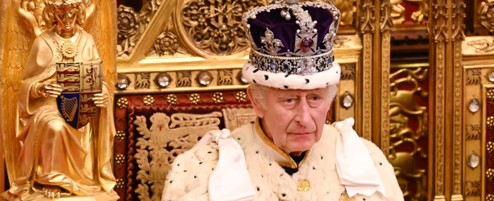 Augen und Ohren des Monarchen Koenig Charles ernennt seine erste