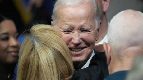 Biden erhaelt grossen Auftrieb durch weibliche Waehler – Umfrage –