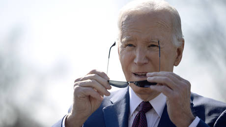 Biden forderte seine Wahlkampfmitarbeiter auf sich auf „verrueckte Trump Aussagen zu