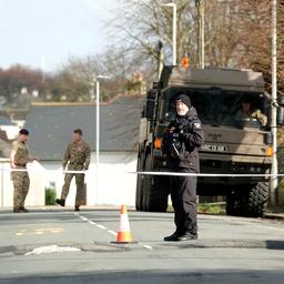 Britische Armee entschaerft Bombe die im Garten im Meer gefunden