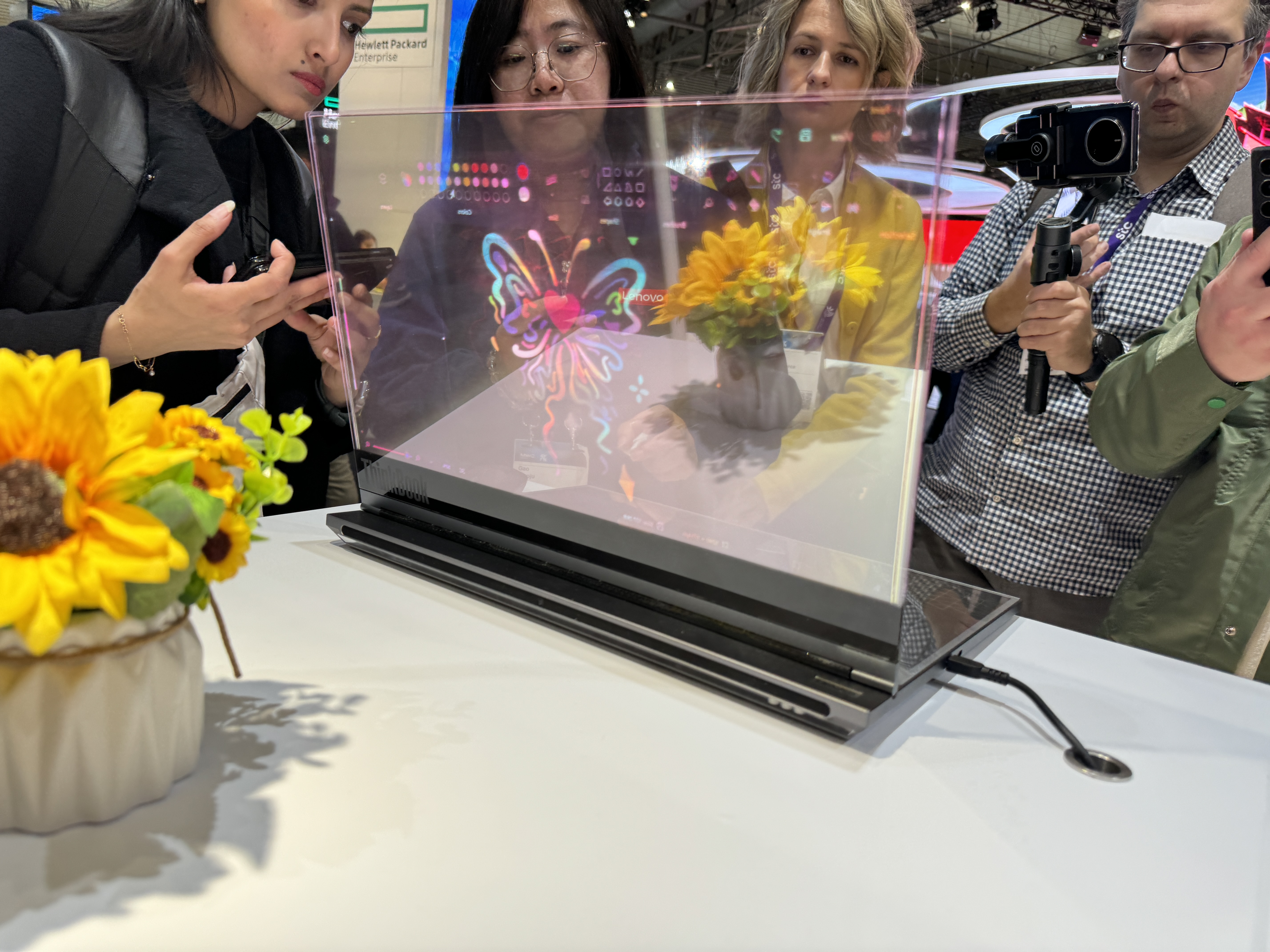 Das Laptop Konzept von Lenovo ist voellig transparent aber der Punkt