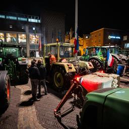 Demonstrant der vor dem Gebaeude der Provinzregierung von Utrecht Mist