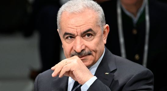 Der palaestinensische Premierminister Mohammad Shtayyeh reicht bei Praesident Abbas seinen