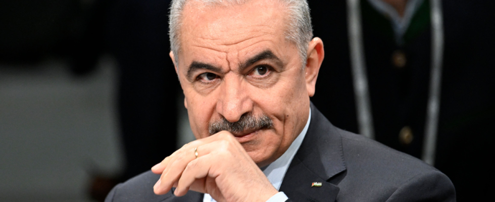 Der palaestinensische Premierminister Mohammad Shtayyeh reicht bei Praesident Abbas seinen