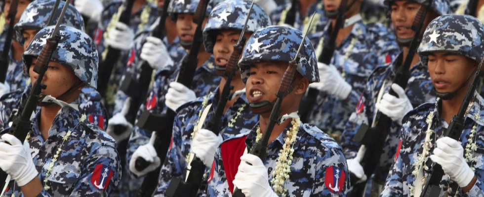 Die Junta in Myanmar fuehrt die Wehrpflicht ein