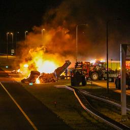 Die Polizei hat nach Bauernprotesten auf der A50 zwei Verdaechtige