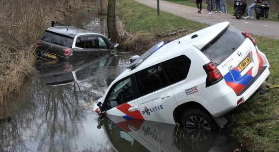 Die Polizei rettet ein Auto im Castricum Graben und landet selbst