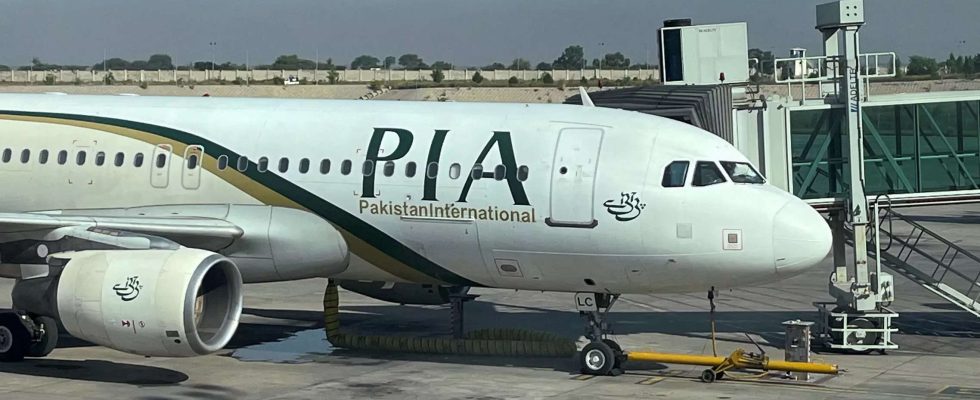 Die pakistanische Uebergangsregierung privatisiert die Fluggesellschaft PIA vor den Parlamentswahlen