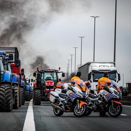 Einfahrtsrampen der A7 gesperrt um zu verhindern dass Landwirte die