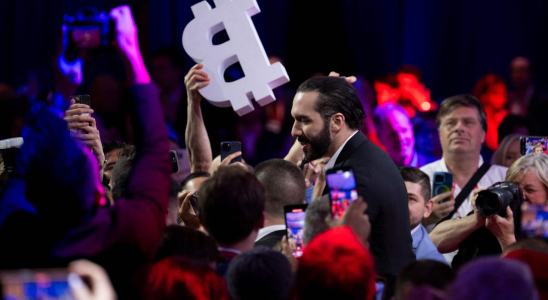 El Salvadors Praesident Nayib Bukele wird bei einem Treffen der