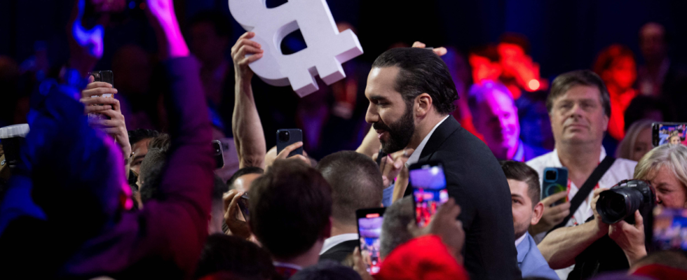 El Salvadors Praesident Nayib Bukele wird bei einem Treffen der