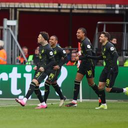 Feyenoord gewinnt indem es AZ haengt und erwuergt und schliesst