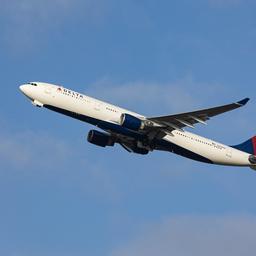 Flug von Amsterdam nach Detroit dreht sich um nachdem Maden