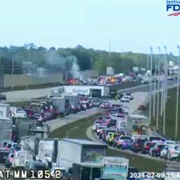 Geschaeftsflugzeug mit fuenf Insassen stuerzt auf Highway in Florida ab