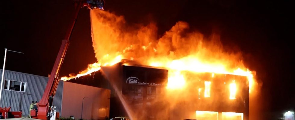 Grossbrand bei Firma Poeldijk ME wird eingesetzt um Zuschauer wegzuschaffen