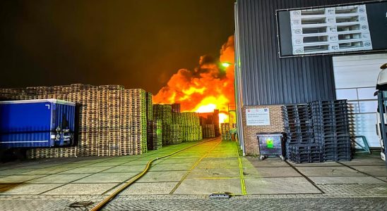 Grossbrand im Gebrauchtwarenladen und Bekleidungsgeschaeft Almere Rauch weithin sichtbar