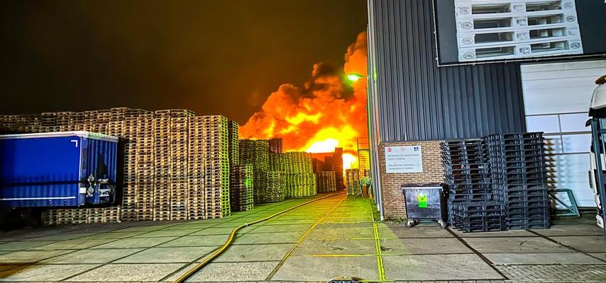 Grossbrand im Gebrauchtwarenladen und Bekleidungsgeschaeft Almere Rauch weithin sichtbar