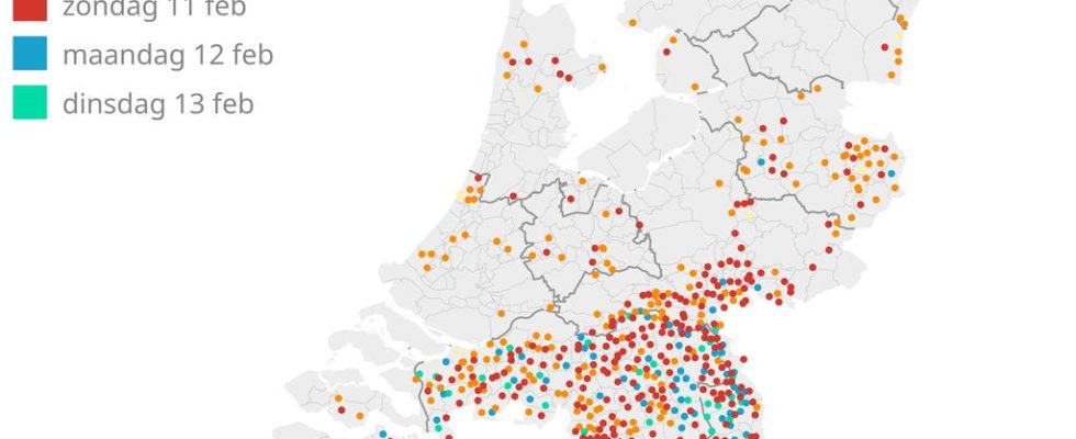 Karneval wird mit 884 Umzuegen gefeiert Hier ziehen die Festwagen