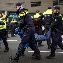 Klimaaktivist wird nach Sperrung der A10 ueber Nacht auf dem