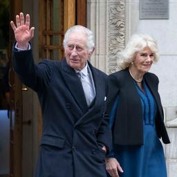 Koenigin Camilla sagt dass es dem kranken Charles unter