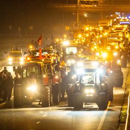 Landwirte blockieren die Autobahn an mindestens vier Stellen moeglicherweise brennt